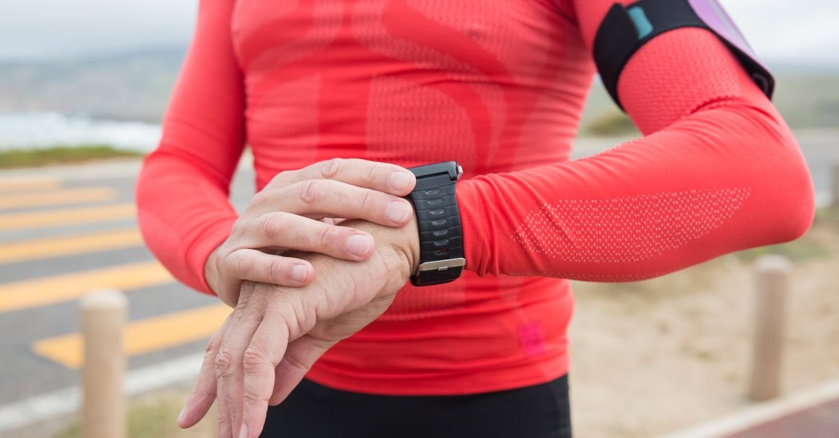 Sportif consultant sa montre GPS pendant une sortie