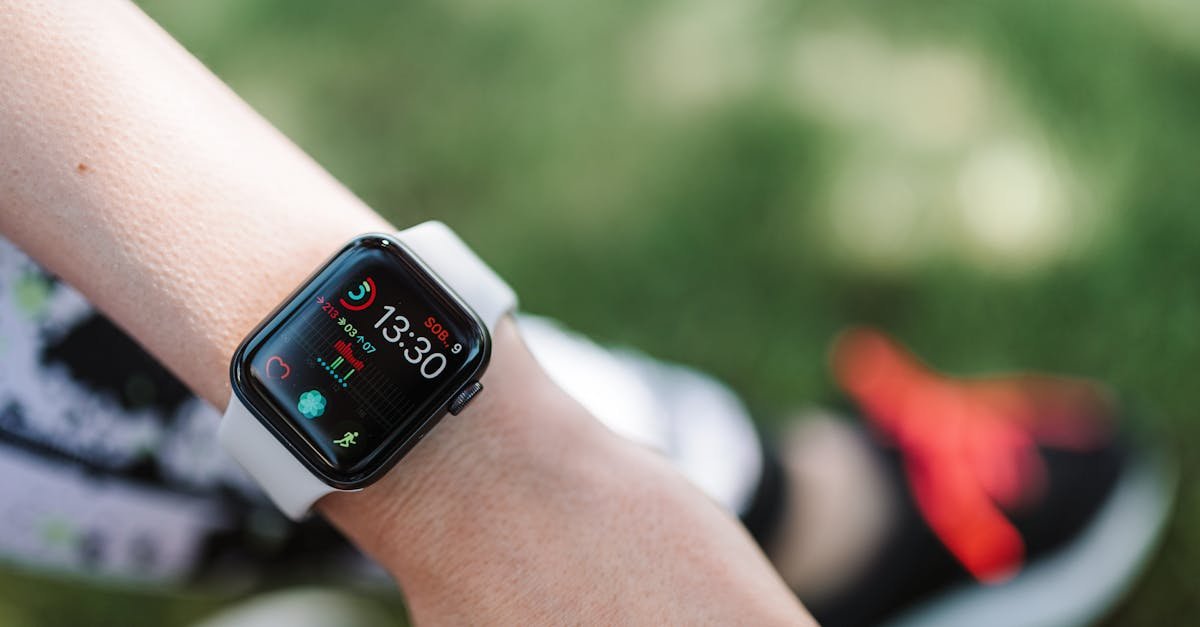 Gros plan d'une montre GPS de sport au poignet en extérieur