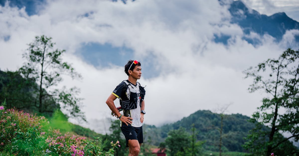 Coureur de trail sur un sentier de montagne verdoyant