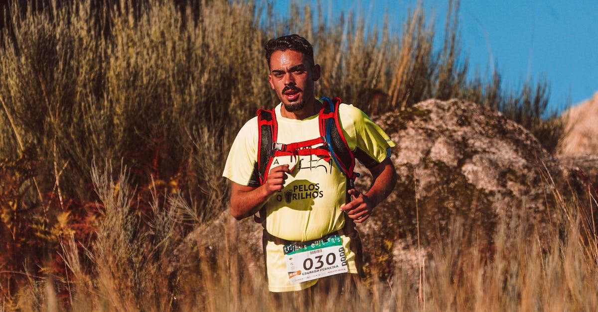 Trail runner en pleine course sur un terrain accidenté