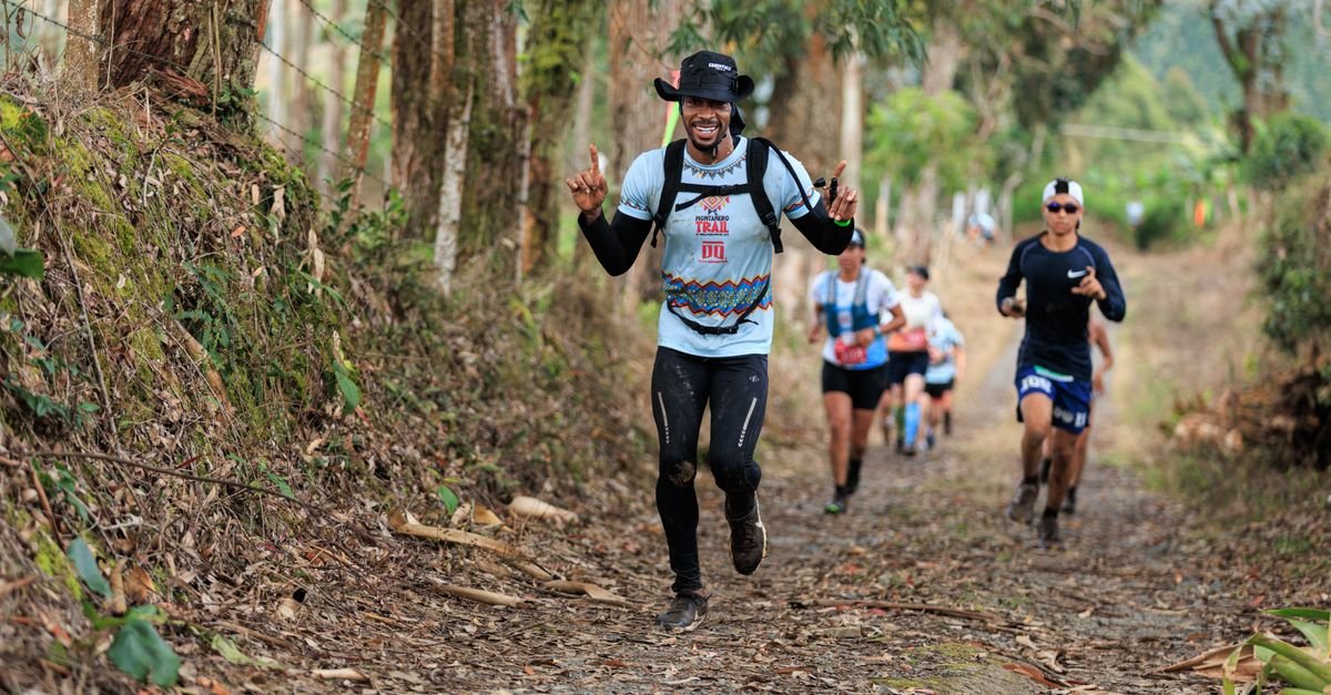 Trail runners en course sur un sentier de forêt
