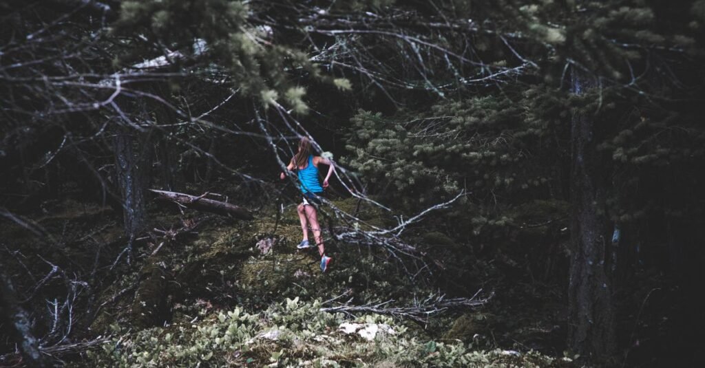 Traileuse en action sur un sentier en forêt