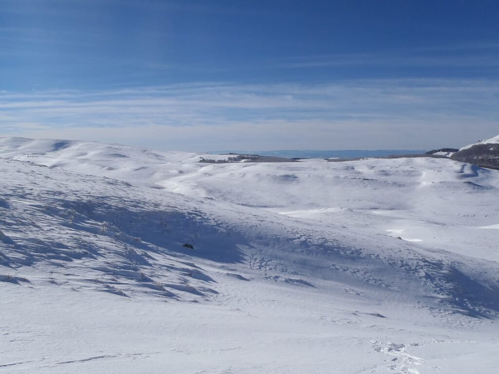 Alpages du plateau d'Ambel dans le Vercors dromois sous un ciel degage