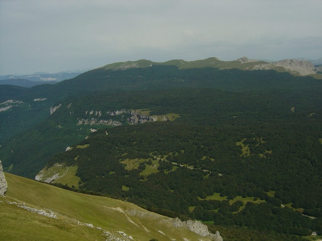 Les alpages de Font d'Urle et la Serre de Montué vus depuis le plateau d'Ambel