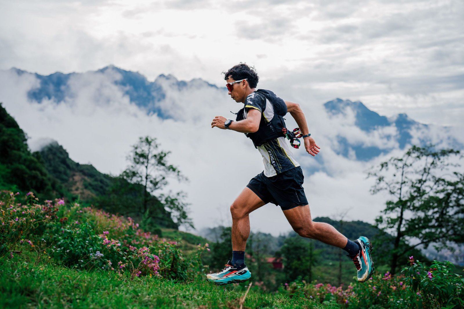 Course en sous-bois brumeux ou la reception GPS multibande fait la difference