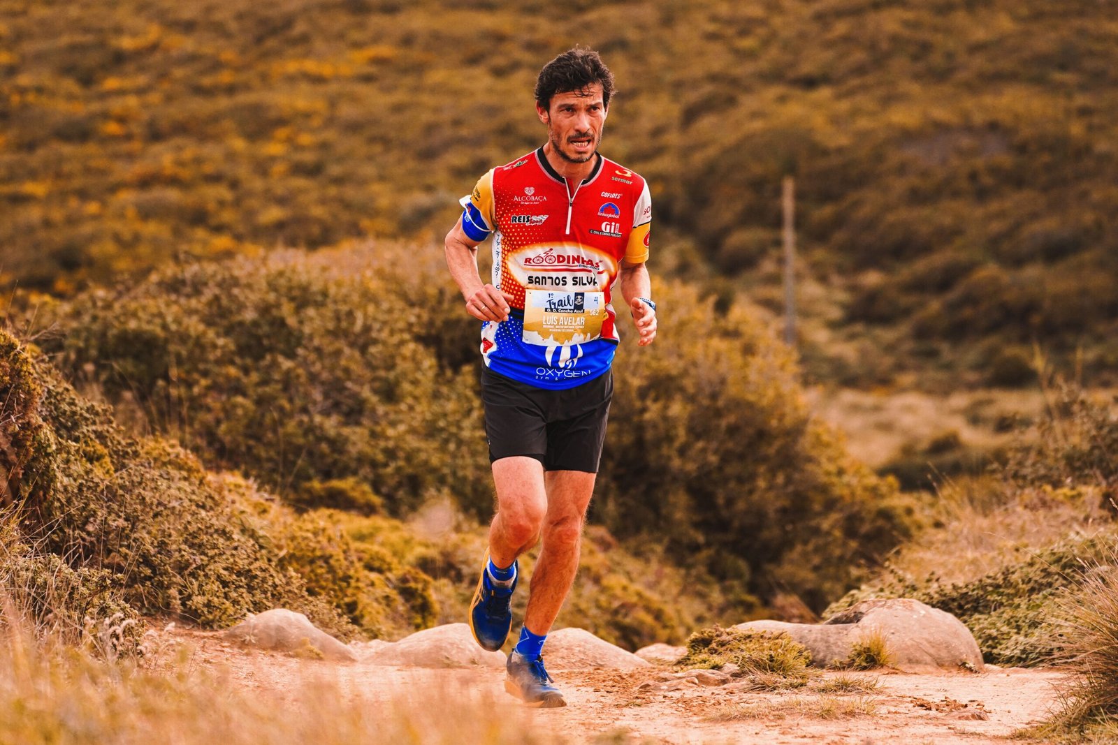 Coureur sur terrain rocheux en trail, sollicitation des tissus et gestion de la charge