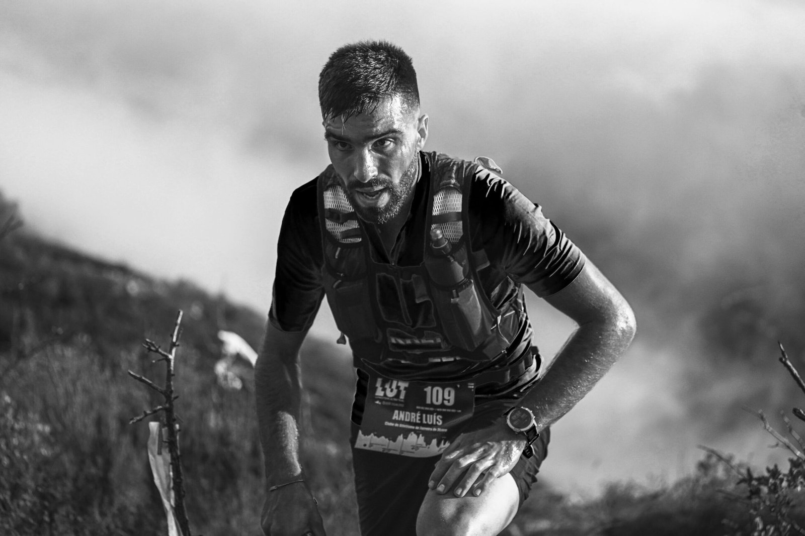 Coureur de trail en montée sur un sentier de montagne technique