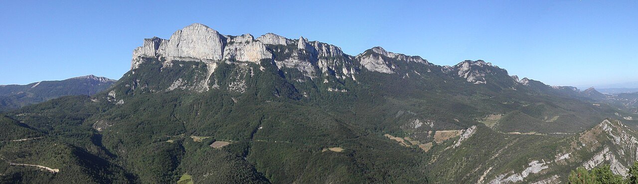 Les Trois Becs dominant la forêt de Saoû, point culminant Le Veyou à 1589 mètres