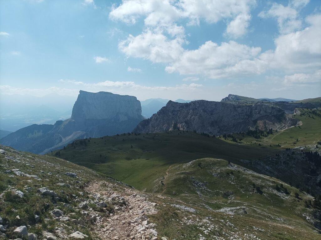 Vue sur le haut plateau du Vercors et le Mont Aiguille, terrain de montagne ou l altimetre barometrique doit etre calibre