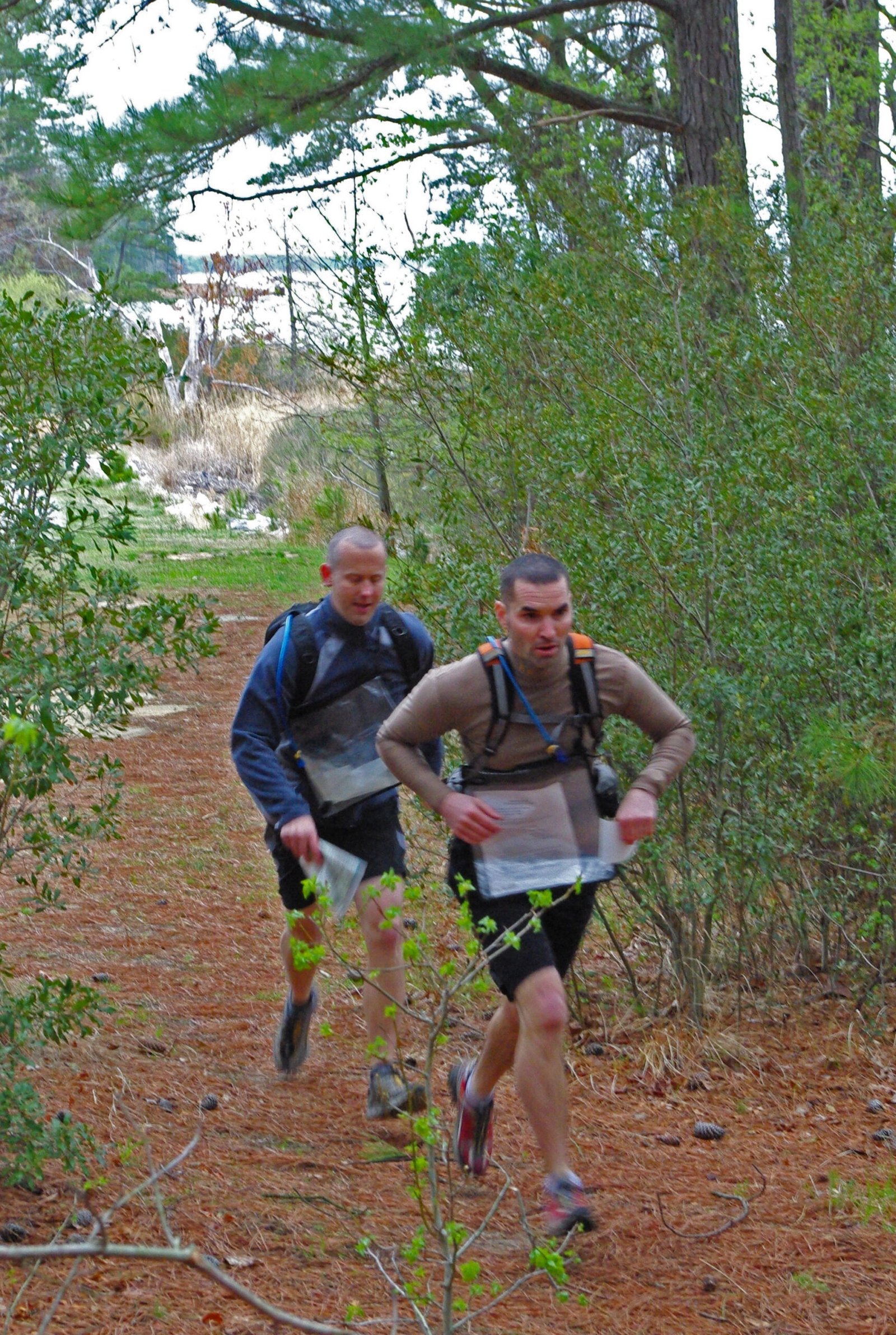 Coureur débutant en trail sur un sentier en forêt lors d'une sortie longue