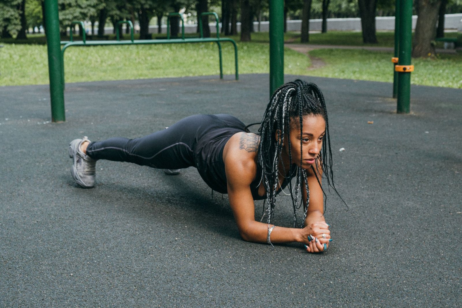 Exercice de gainage en planche en extérieur, base du renforcement musculaire du traileur