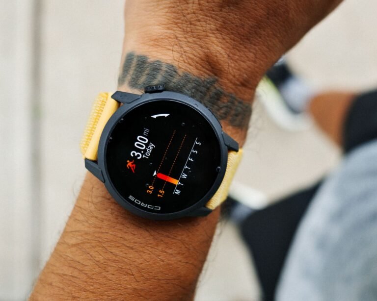 Montre GPS de trail au poignet d un coureur pendant une sortie en extérieur