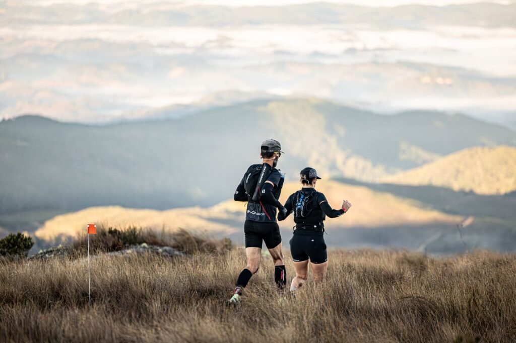Deux traileurs progressant sur un sentier de montagne avec leur sac et leur matériel obligatoire