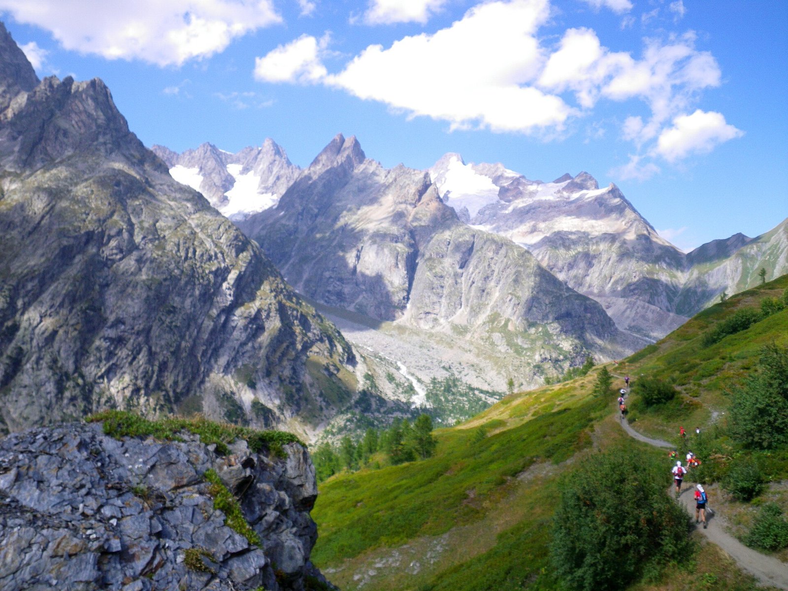 Sentier d altitude expos&eacute; en haute montagne sur un parcours de trail