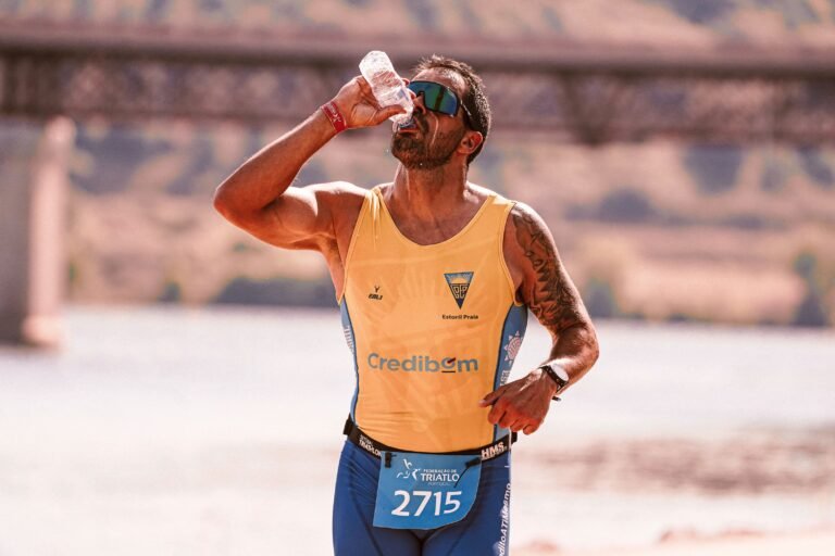 Coureur qui boit pendant l effort, hydratation en trail