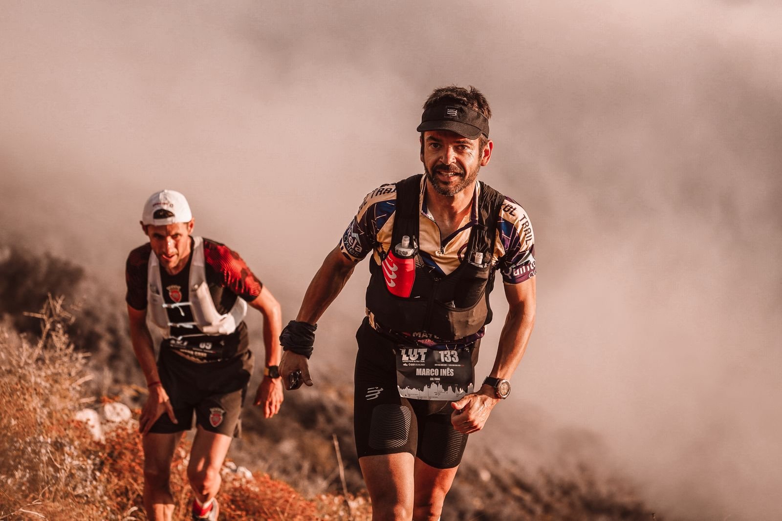 Coureurs de trail sur un sentier de montagne dans la brume, conditions changeantes