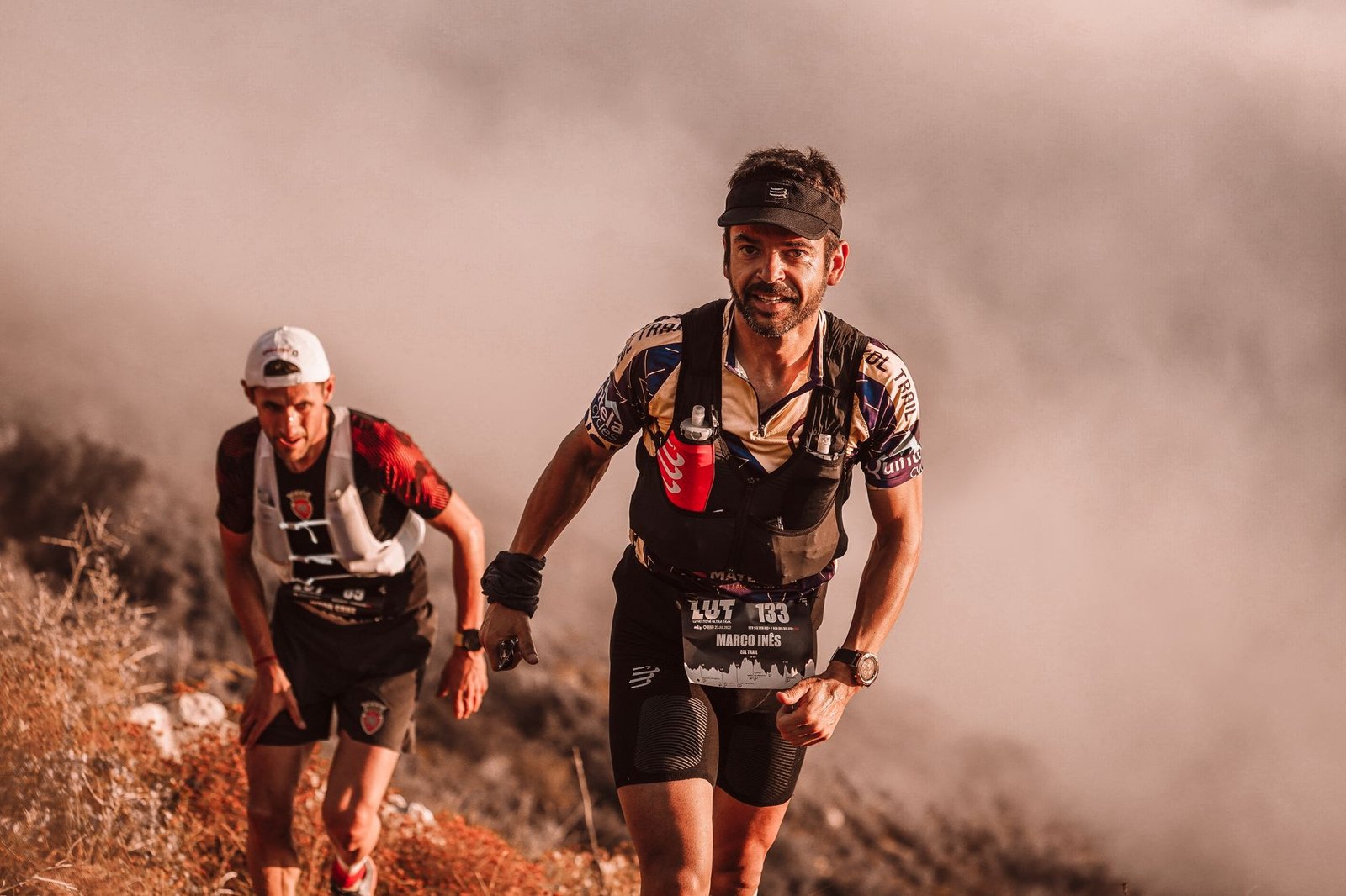 Coureurs de trail sur un sentier de montagne dans le brouillard, conditions m&eacute;t&eacute;o changeantes