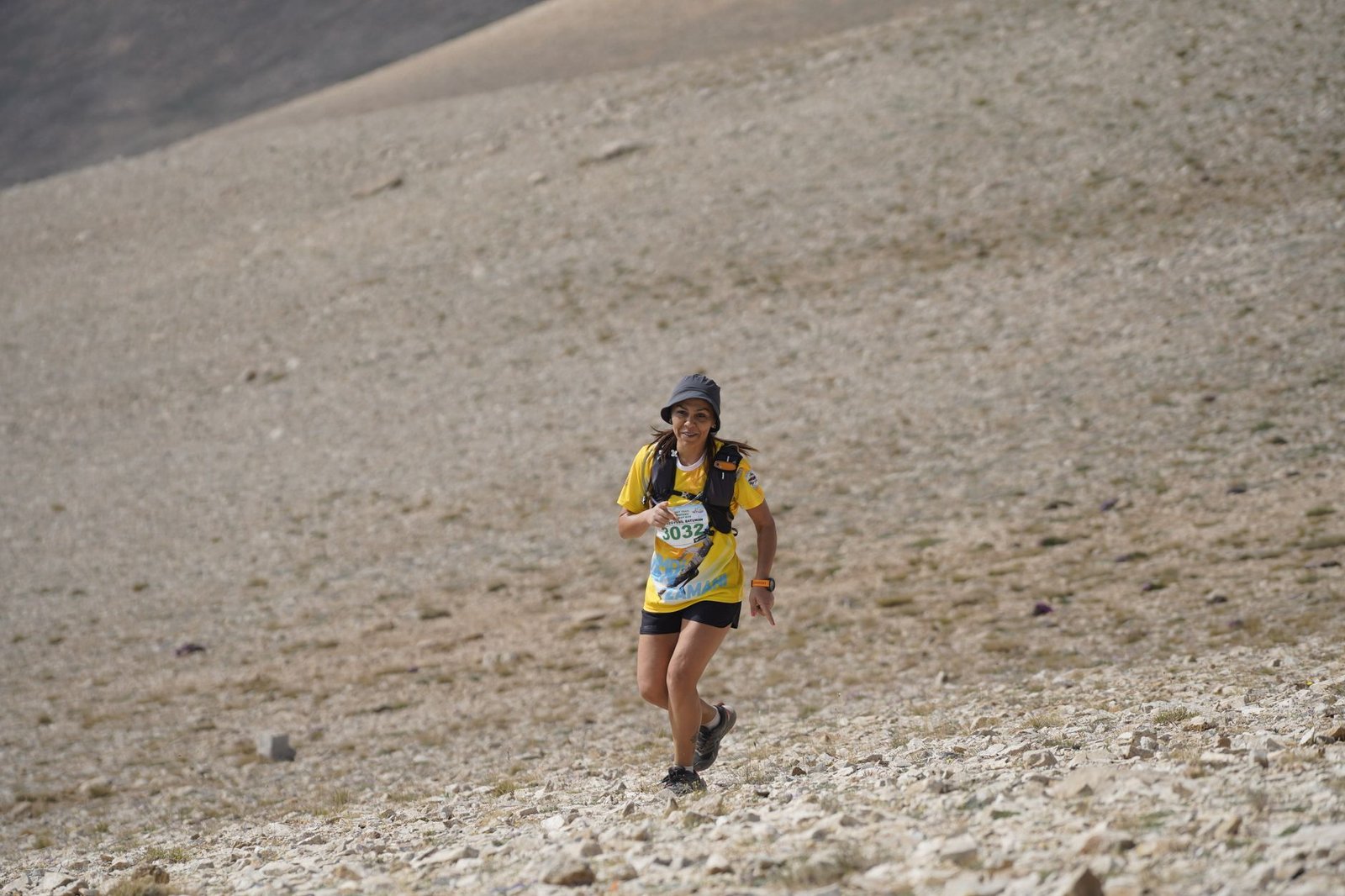 Traileuse en pleine montée, sollicitation des jambes et de la chaîne postérieure en trail