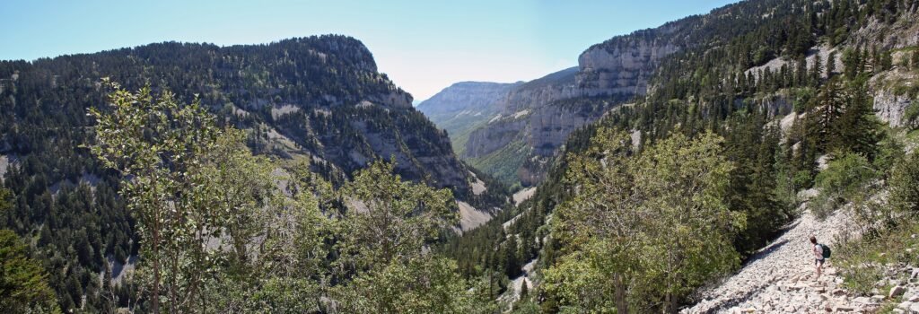 La combe de l'Aubaise vue depuis la Plaine du Roi, vallon karstique qui descend vers le cirque d'Archiane dans le Vercors