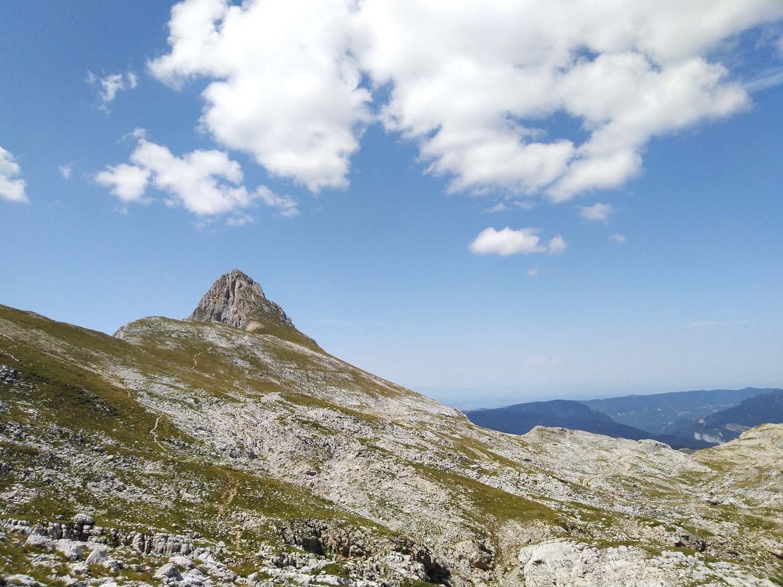 La face de la Grande Moucherolle vue depuis le col des Deux Sœurs, avec la pente raide qui mène au sommet à 2 284 mètres