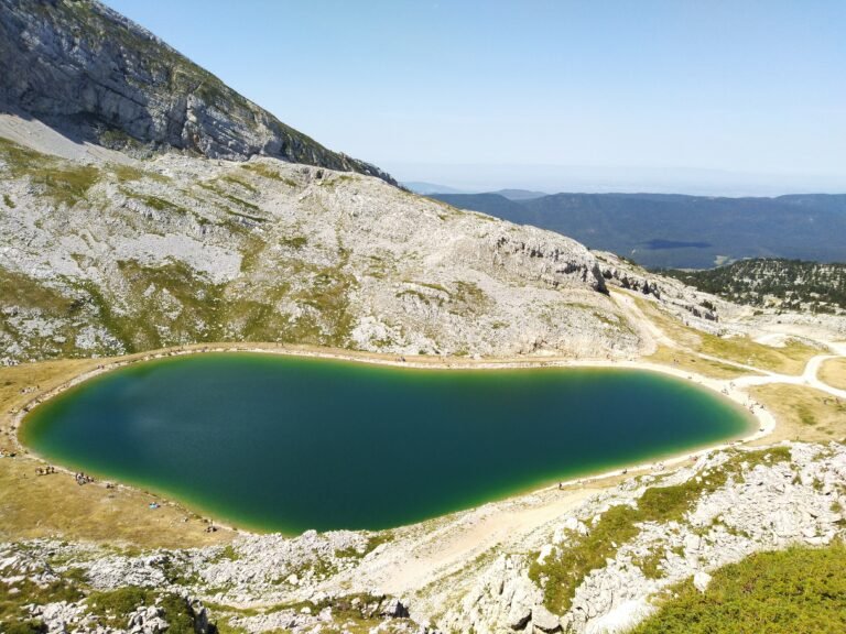 Le lac de la Moucherolle, retenue d'eau turquoise à 1 930 mètres, vu depuis les Rochers des Jaux au-dessus de Villard-de-Lans
