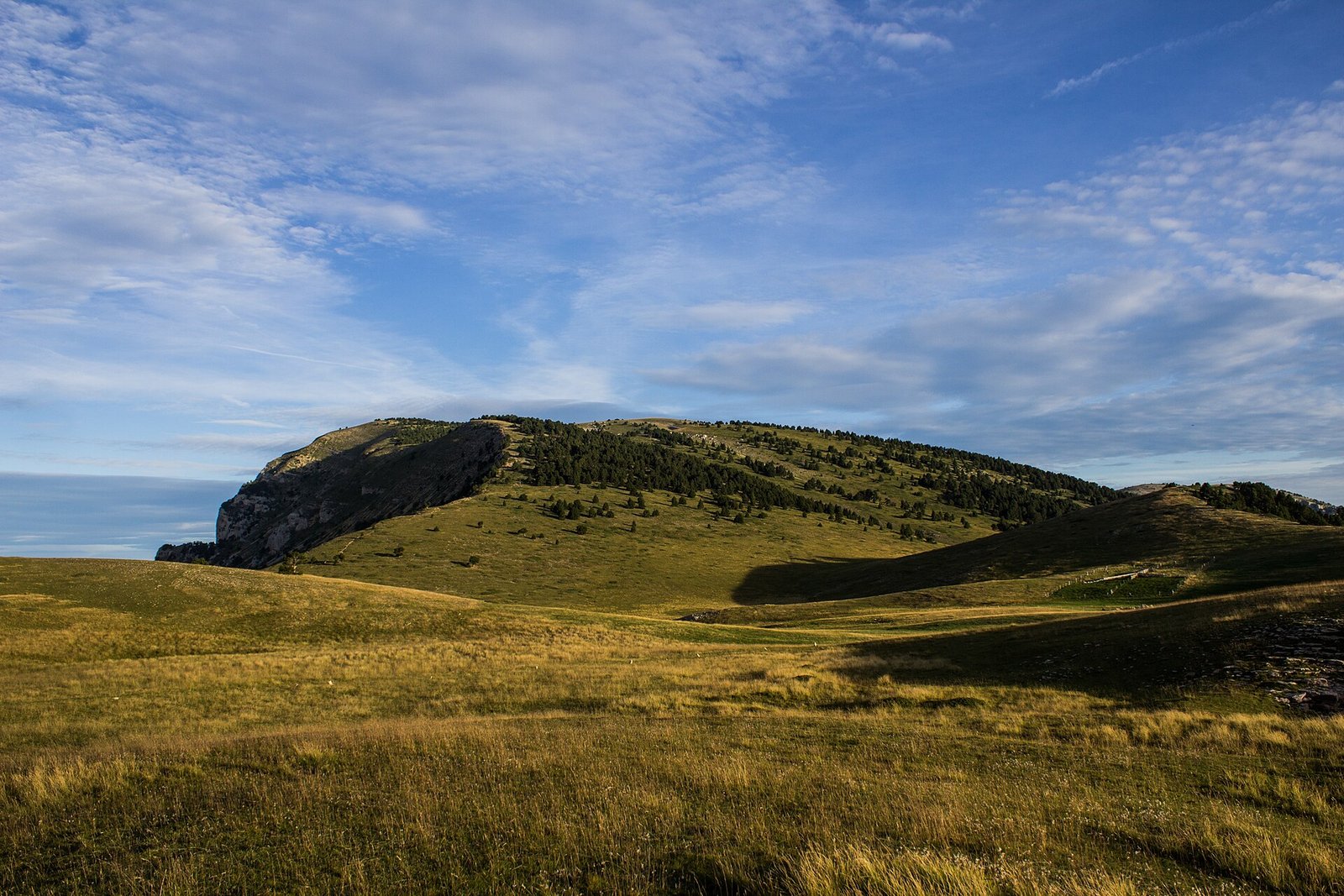 Lever de soleil sur les falaises du Glandasse, au-dessus de la vallée de la Drôme