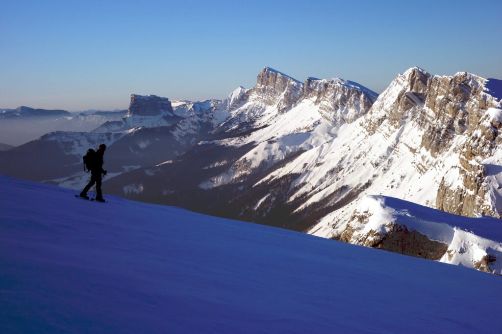 Le Mont Aiguille se détachant de la barrière est du Vercors, vu depuis les prairies du Trièves