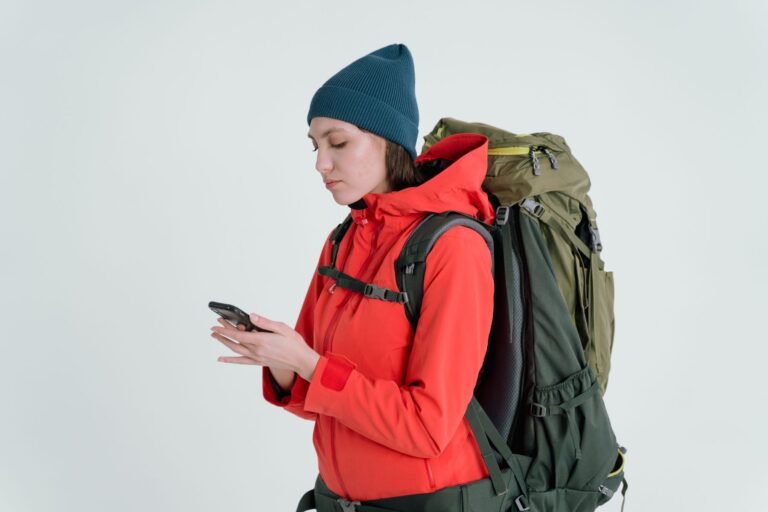 Randonneuse qui consulte son smartphone avant de partir en randonnée
